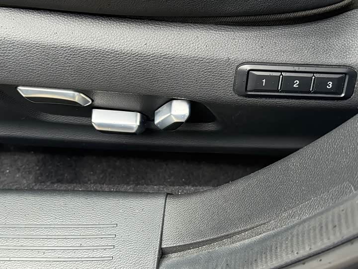 Фото 9 - Hongqi H5