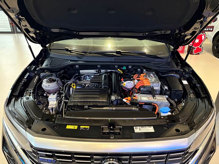 Фото 9 - Volkswagen Passat Hybrid