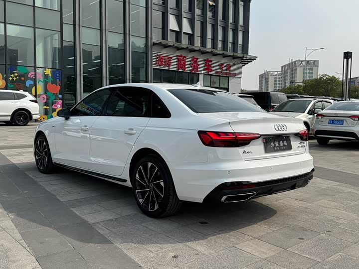 Фото 6 - Audi A4L