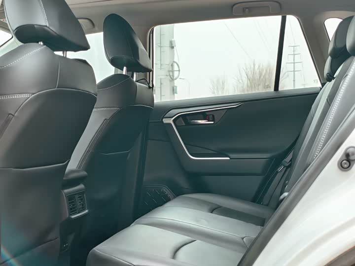 Фото 5 - Toyota RAV4