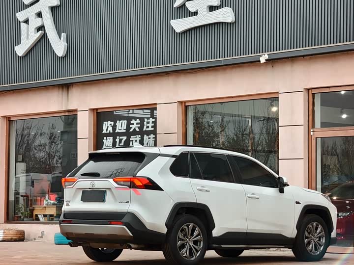 Фото 7 - Toyota RAV4