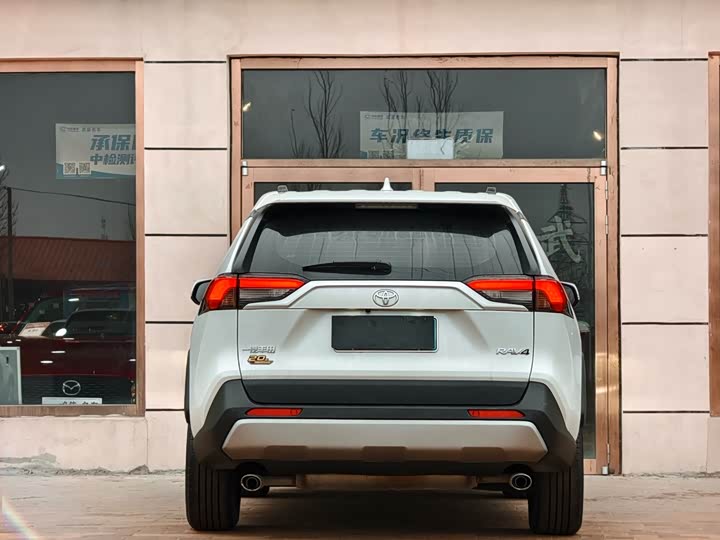 Фото 8 - Toyota RAV4