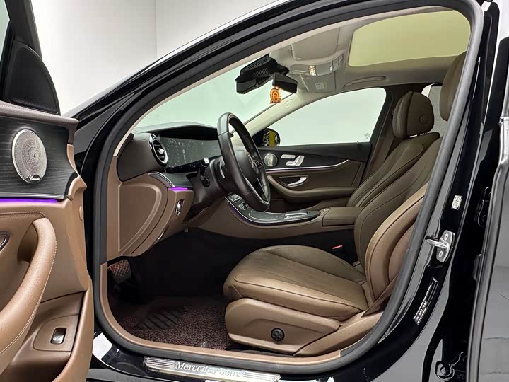 Фото 7 - Mercedes-Benz E-Class