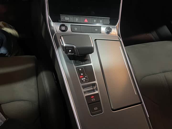 Фото 9 - Audi A7L