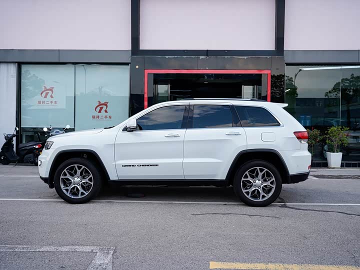Фото 3 - Jeep Grand Cherokee