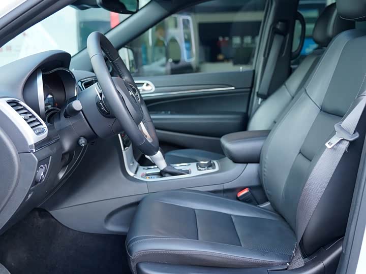 Фото 4 - Jeep Grand Cherokee