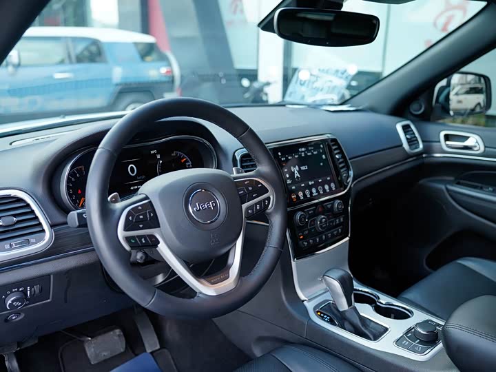 Фото 5 - Jeep Grand Cherokee