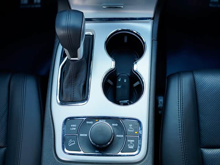 Фото 9 - Jeep Grand Cherokee