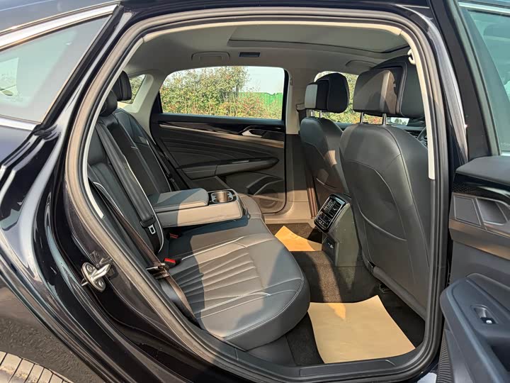 Фото 7 - Volkswagen Passat