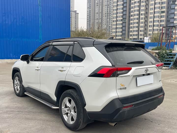 Фото 6 - Toyota RAV4