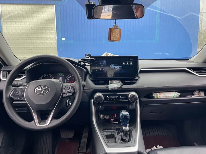 Фото 8 - Toyota RAV4