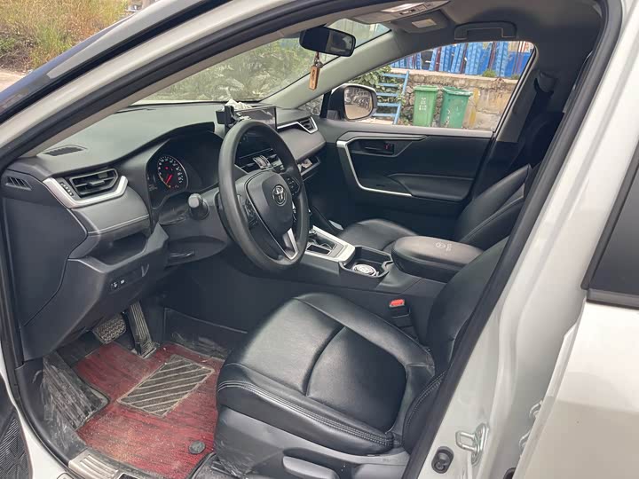 Фото 9 - Toyota RAV4