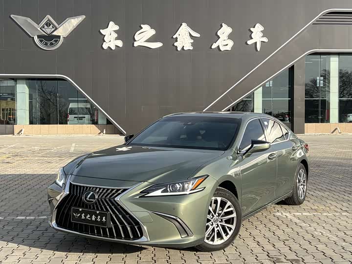 Фото 1 - Lexus ES