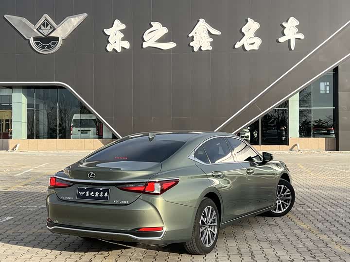 Фото 3 - Lexus ES