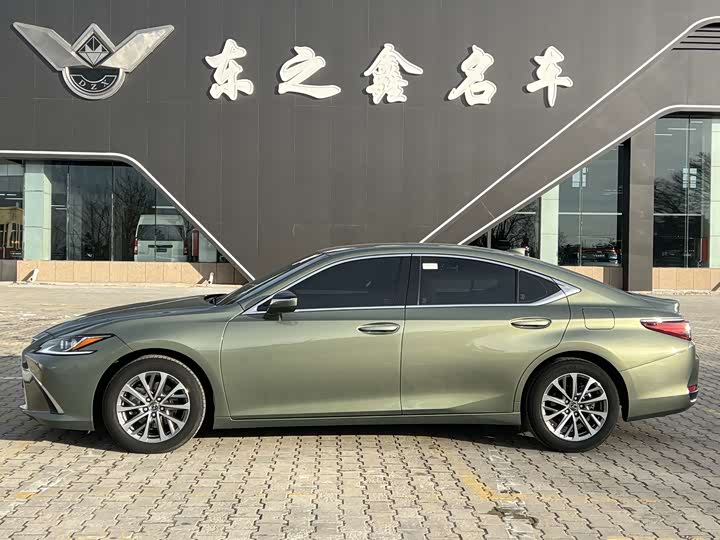 Фото 4 - Lexus ES