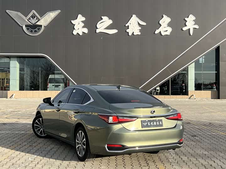 Фото 7 - Lexus ES