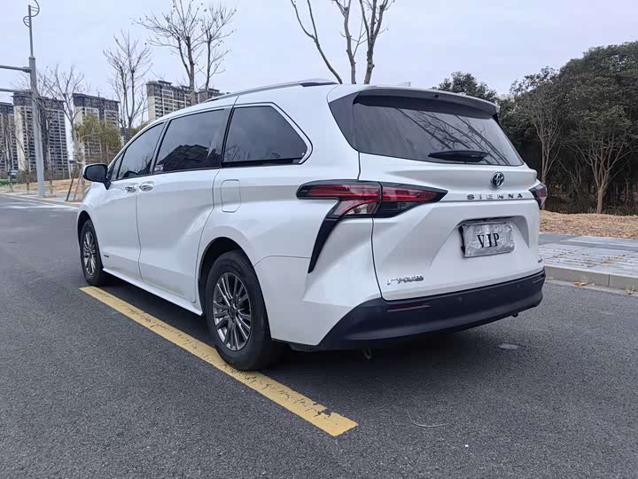 Фото 4 - Toyota Sienna