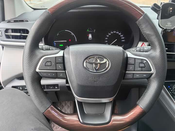 Фото 7 - Toyota Sienna