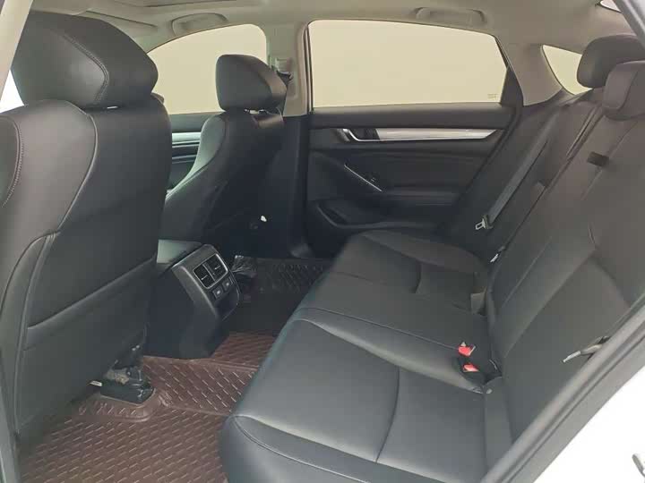 Фото 8 - Honda Accord