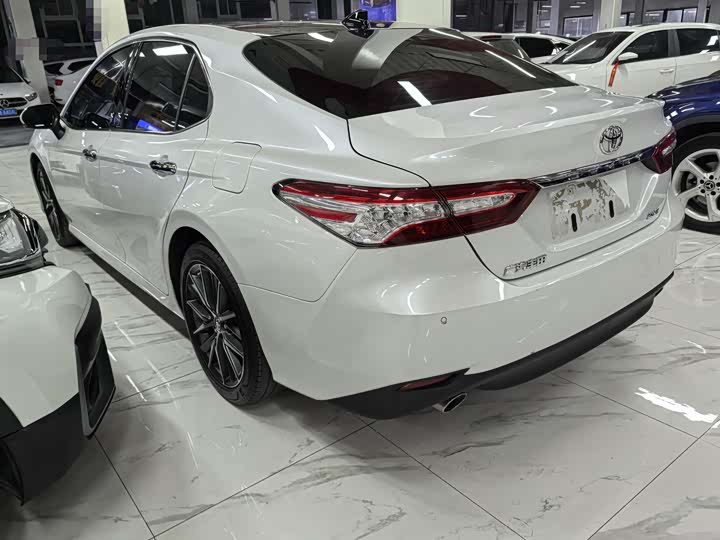 Фото 4 - Toyota Camry