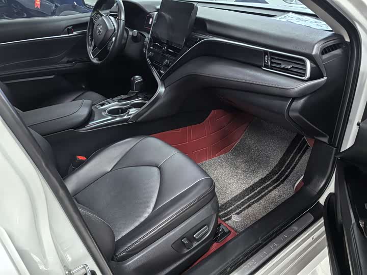 Фото 8 - Toyota Camry