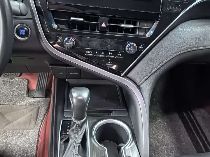 Фото 9 - Toyota Camry