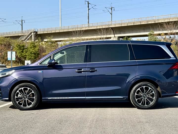 Фото 6 - Roewe iMax 8