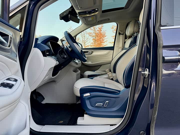 Фото 9 - Roewe iMax 8