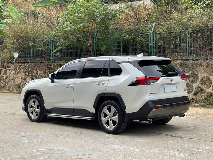 Фото 3 - Toyota RAV4