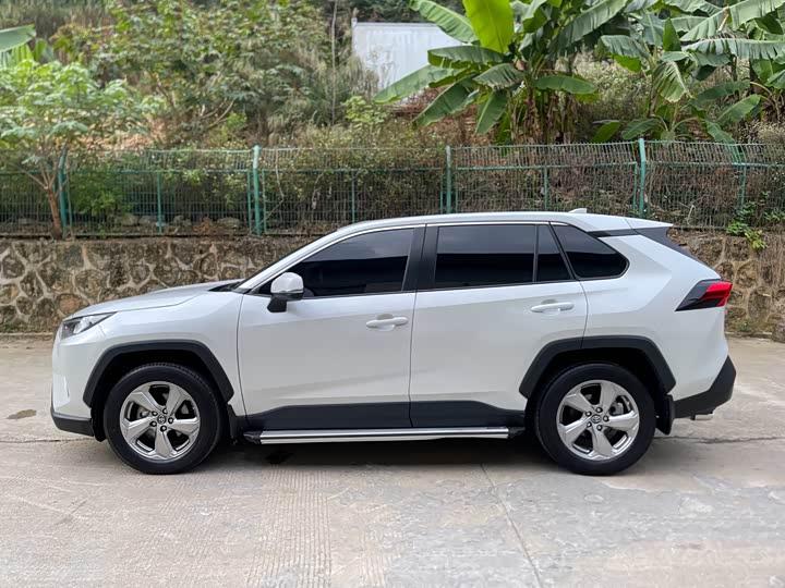 Фото 4 - Toyota RAV4