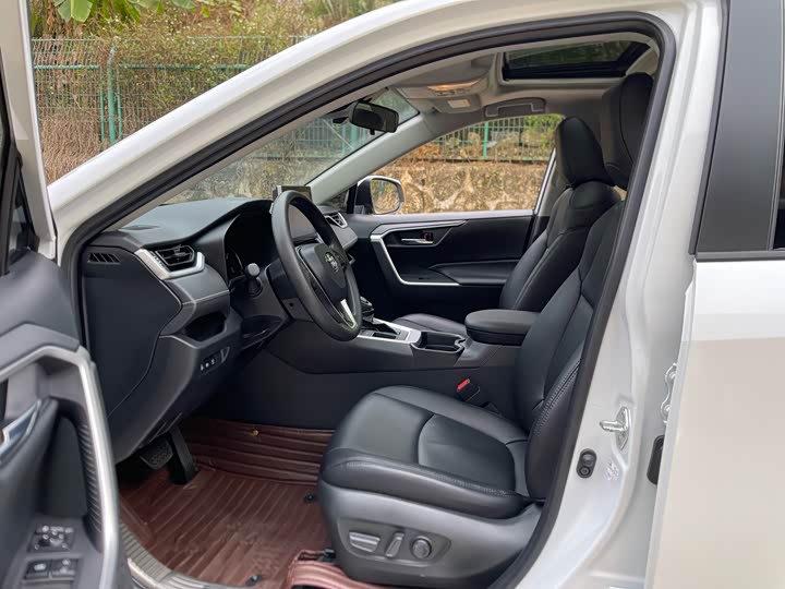 Фото 6 - Toyota RAV4