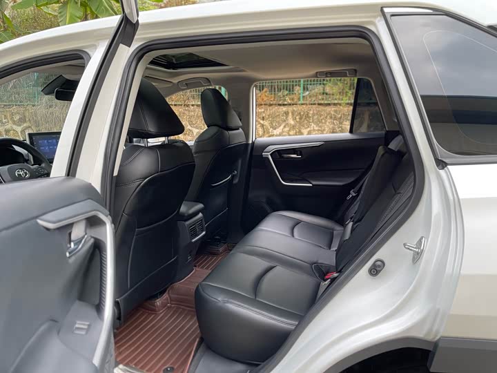 Фото 8 - Toyota RAV4