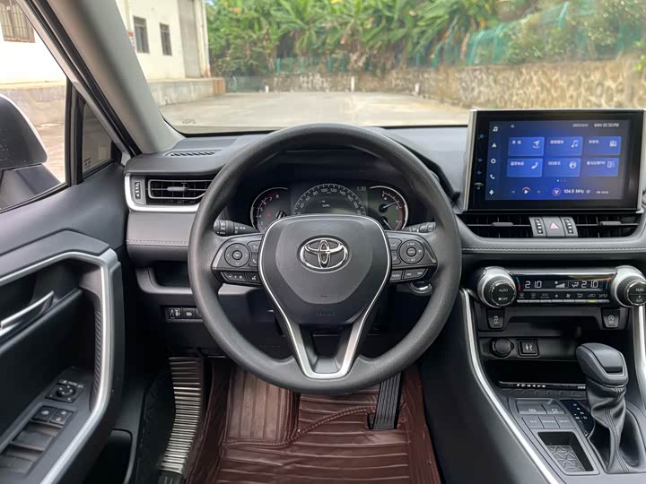 Фото 9 - Toyota RAV4