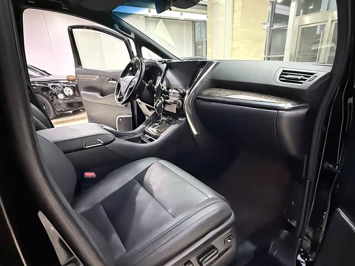 Фото 9 - Toyota Alphard