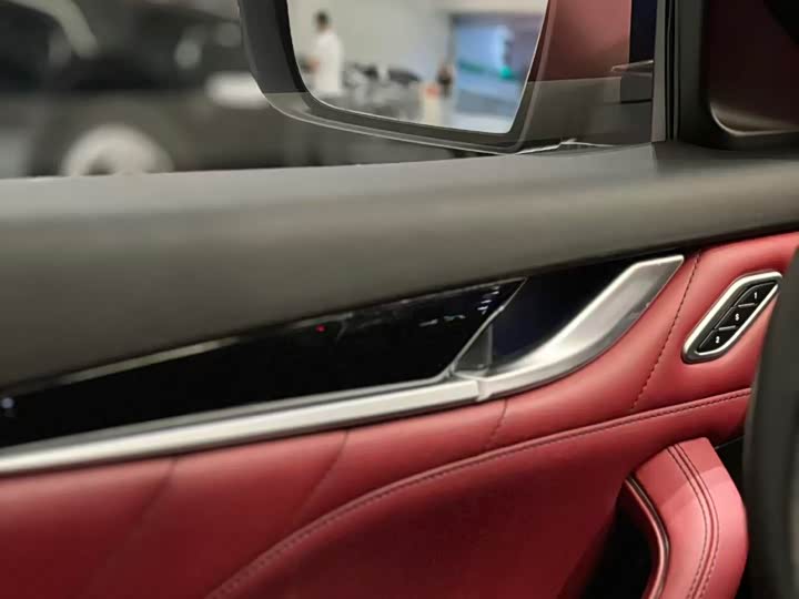 Фото 8 - Maserati Levante