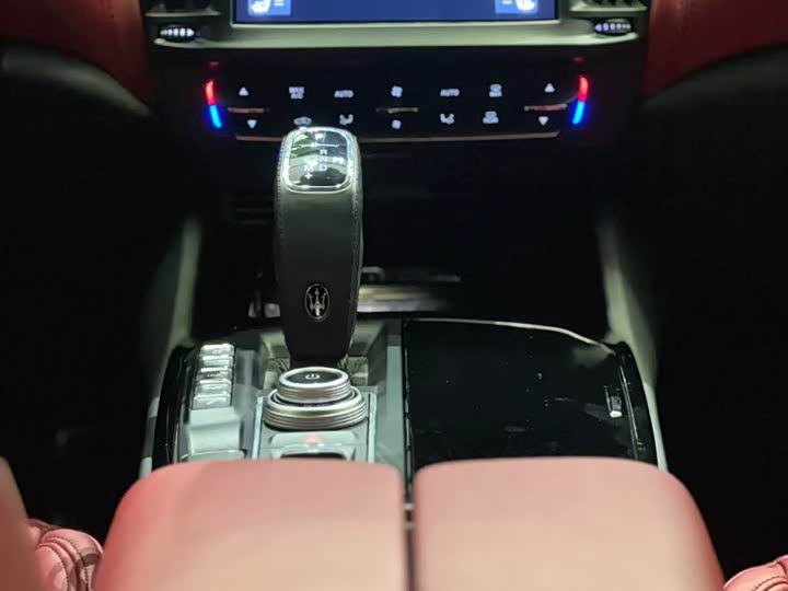 Фото 9 - Maserati Levante