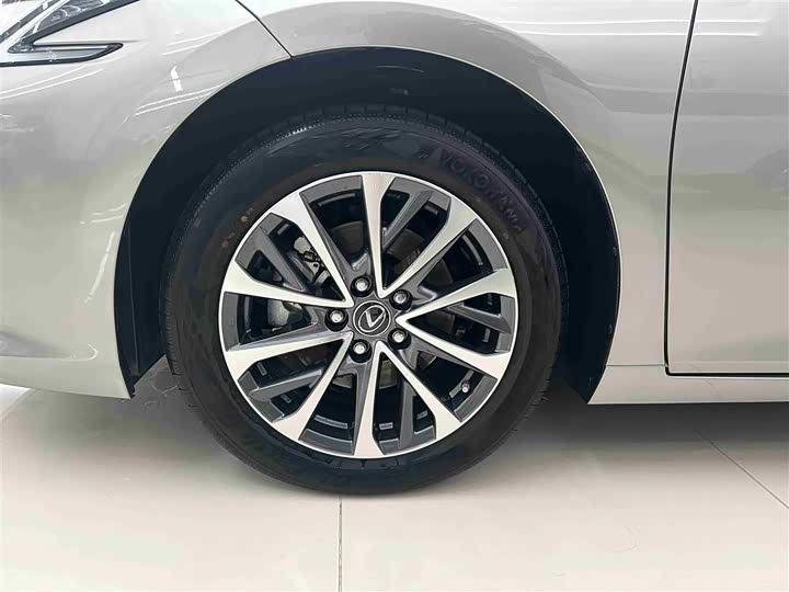 Фото 3 - Lexus ES