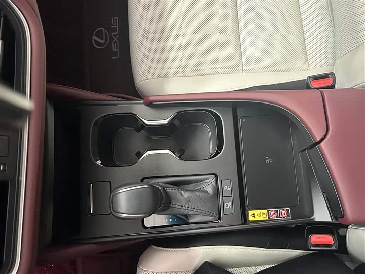 Фото 9 - Lexus ES