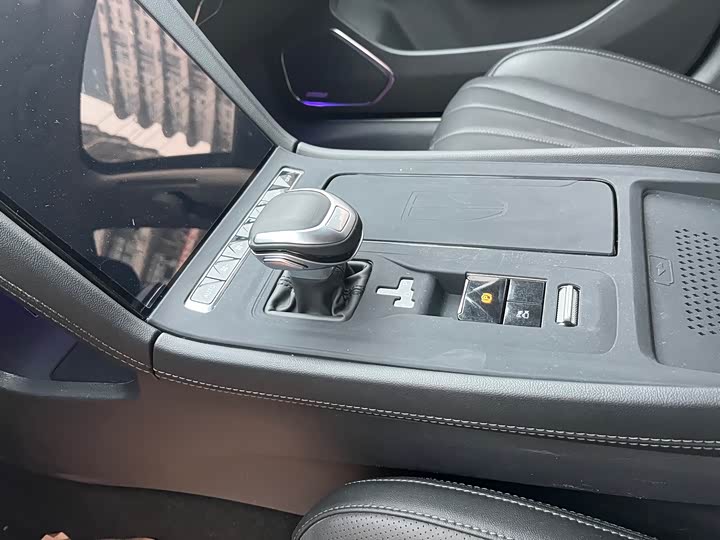 Фото 8 - Hongqi H5