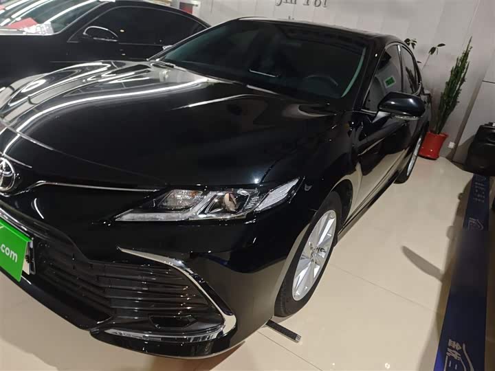 Фото 2 - Toyota Camry