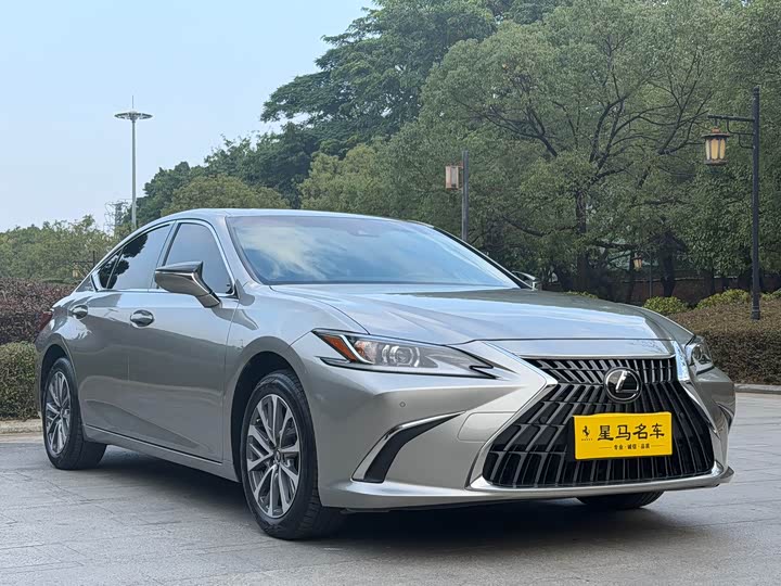 Фото 3 - Lexus ES