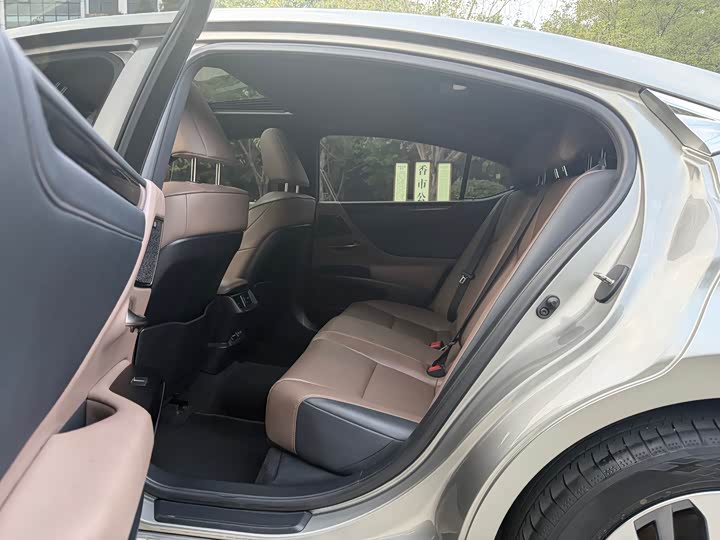 Фото 5 - Lexus ES