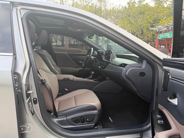 Фото 6 - Lexus ES