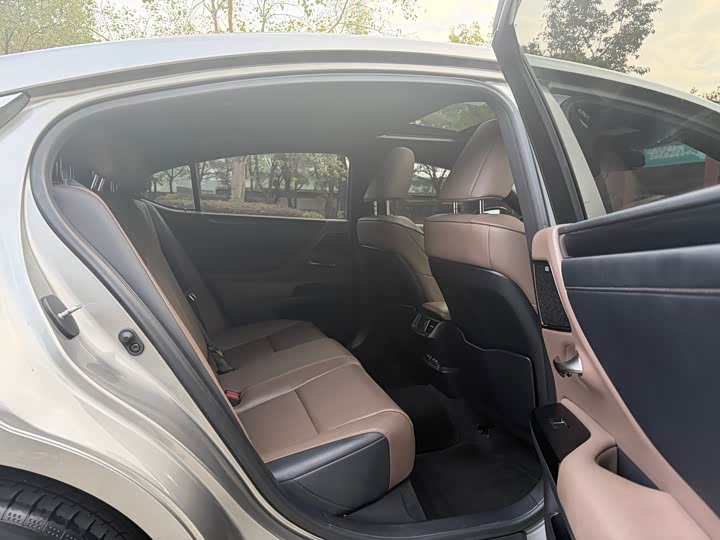 Фото 7 - Lexus ES