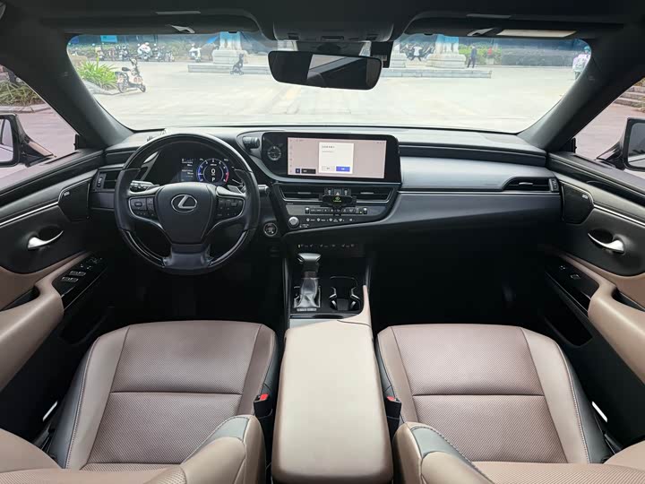 Фото 8 - Lexus ES