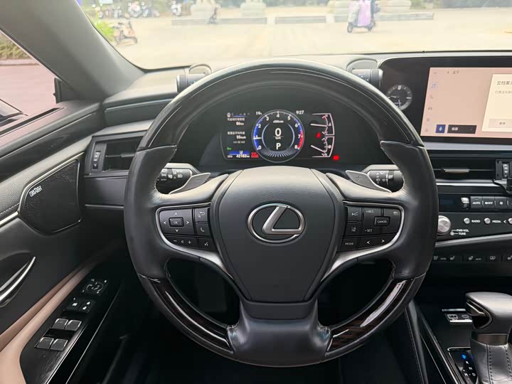 Фото 9 - Lexus ES