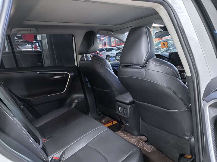 Фото 9 - Toyota Wildlander