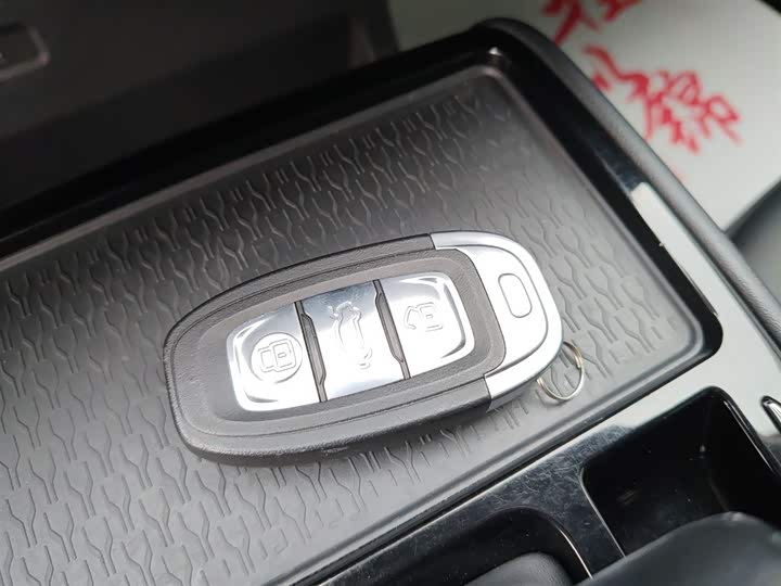 Фото 9 - Hongqi E-QM5