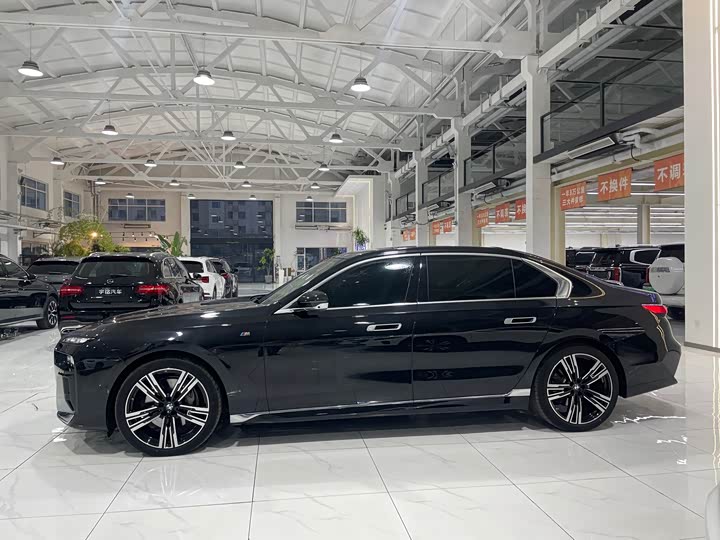 Фото 3 - BMW 7 Series