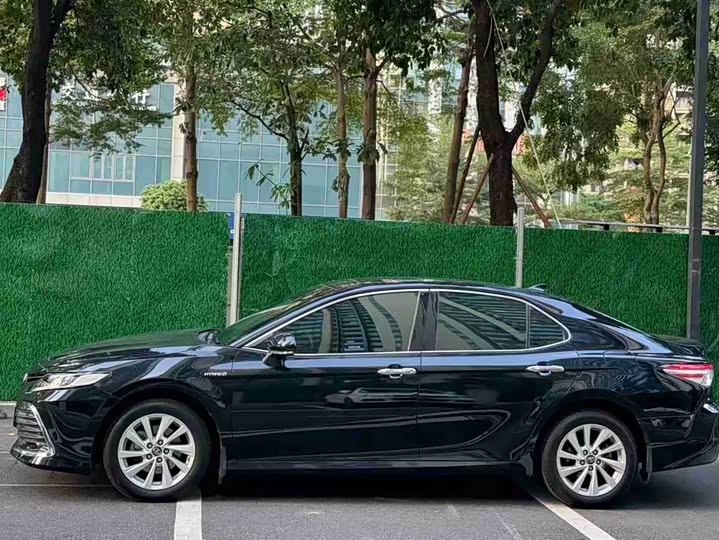 Фото 2 - Toyota Camry